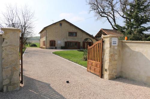 an entrance to a house with a wooden gate at Maison d'hôtes Saint Alary in Lavaur