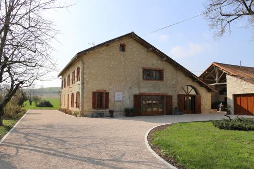 un gran edificio de piedra con una entrada delante de él en Maison d'hôtes Saint Alary en Lavaur