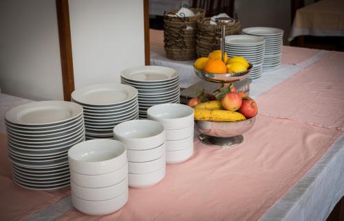 een tafel met witte borden en een fruitschaal bij Mobile homes Bonaca in Srima