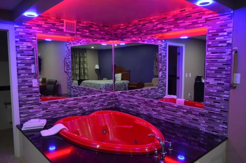 - une baignoire rouge dans une chambre dans l'établissement Travel Inn New Castle Airport, à New Castle