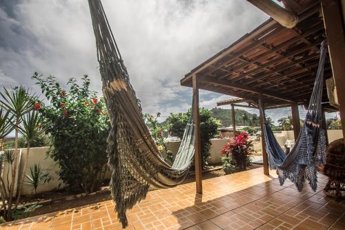 een paar hangmatten op een patio bij Pousada Brisa Mar in Fernando de Noronha