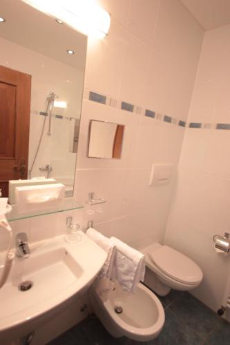 Ein Badezimmer in der Unterkunft Villa Postillion am See