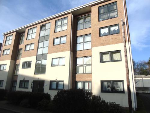 an apartment building with many windows on a street at Liverpool 2 Bedroom Apartment in Liverpool
