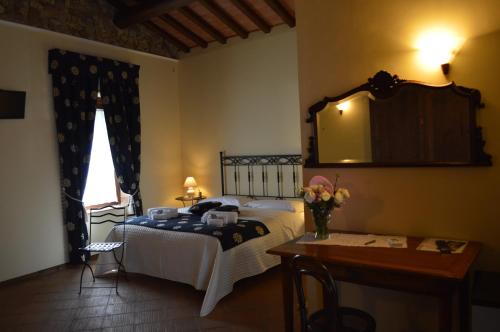 a bedroom with a bed and a table and a mirror at Villa Quiete in Spadafora