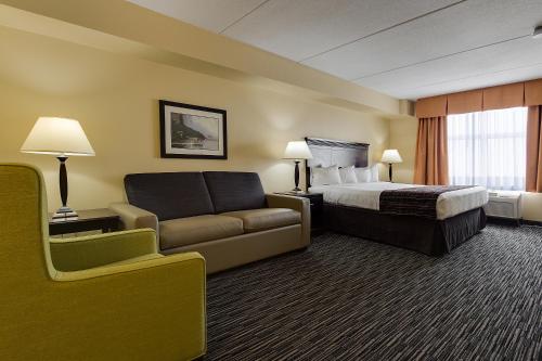 Country Inn & Suites by Radisson, Niagara Falls, ON tesisinde bir odada yatak veya yataklar