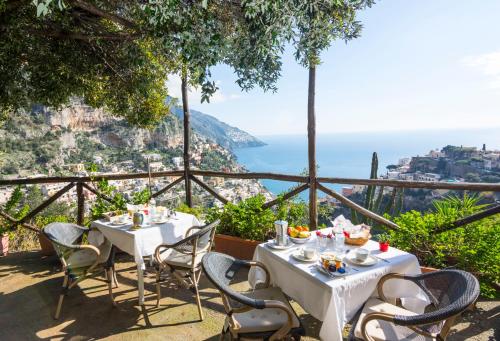 une table avec vue sur la côte amalfitaine dans l'établissement Le Nereidi B&B, à Positano