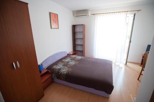 - une chambre avec un lit et une fenêtre dans l'établissement Apartments Maric with parking, à Umag