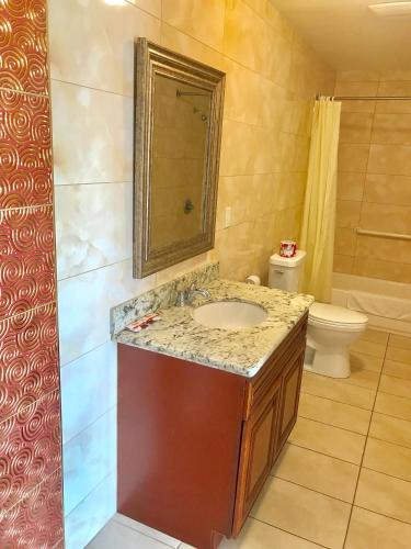 Bilik mandi di norwalk inn & suites