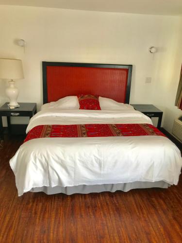 Katil atau katil-katil dalam bilik di norwalk inn & suites