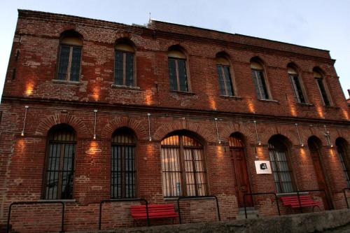 a brick building with red benches in front of it at Hotel Ultramar in Valparaíso