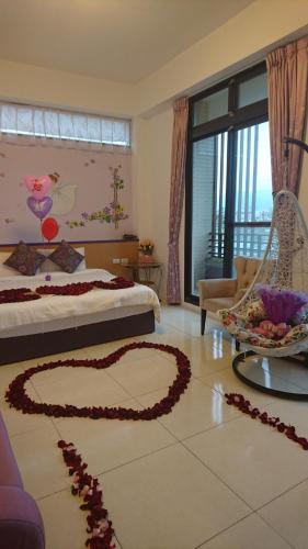 a bedroom with a heart on the floor at Dragonfly B&B in Dazhou