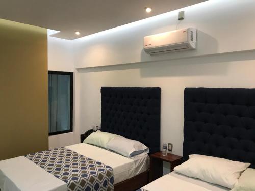 Tempat tidur dalam kamar di Hotel Plaza Amalia