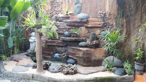 Taman di luar The Arya guest house