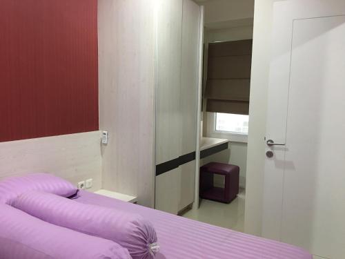 Кровать или кровати в номере Parahyangan Residence