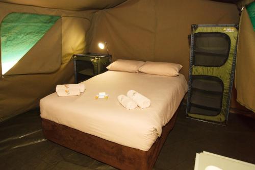 een slaapkamer met een bed in een tent bij Swadini, A Forever Resort in Hoedspruit