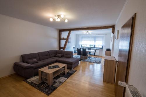 ein Wohnzimmer mit einem Sofa und einem Tisch in der Unterkunft Ferienhaus Zimmer in Perl