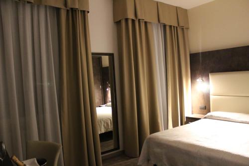 En eller flere senge i et værelse på Albergo Ristorante Miramonti Toano