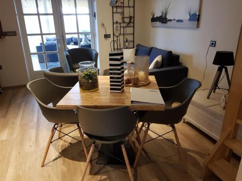 stół jadalny i krzesła w salonie w obiekcie Het Gildehuis met sauna en jacuzzi w mieście Stevensweert