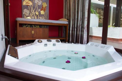 班菲的住宿－The Orchid Beach Resort @ VIP Chain Resort，按摩浴缸位于客房中间