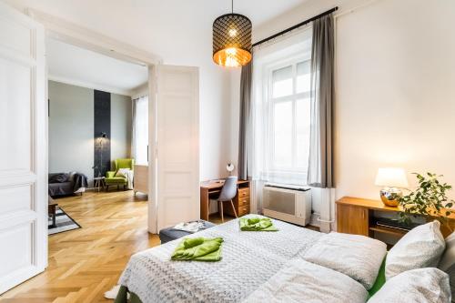 ブダペストにあるPark View Apartment with Sauna, A/Cのベッドルーム1室(ベッド1台付)、リビングルームが備わります。