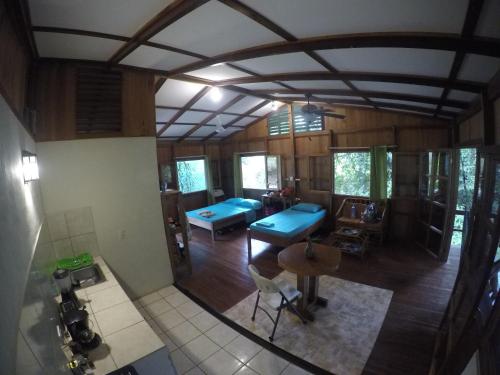 einen Blick über ein Wohnzimmer und ein Esszimmer in der Unterkunft Cabañas Bajo Bosque Drake in Drake