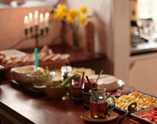 a table full of food and drinks on a counter at STF Vandrarhem Backåkra in Löderup