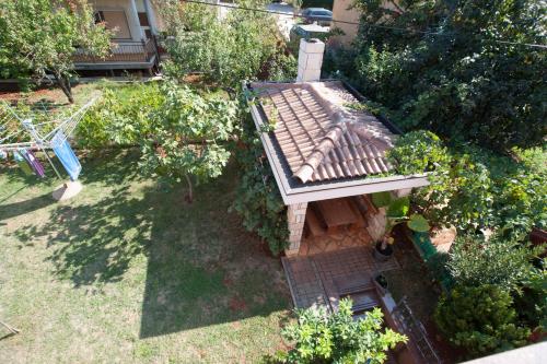 an overhead view of a backyard with a grill at Apartments Maric with parking in Umag