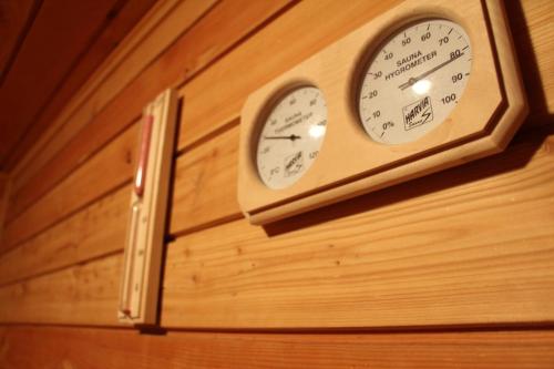 a clock on the wall of a room at Pensiunea Mușatinii in Putna