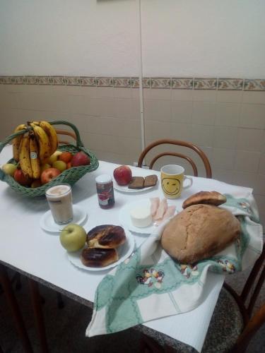 een tafel met borden en een fruitmand bij Refúgio d' Aldeia in Reguengos de Monsaraz