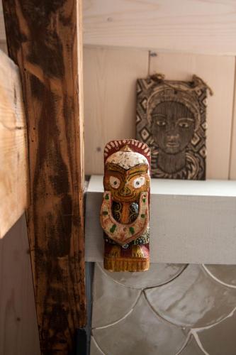 a mask sitting on top of a shelf in a room at Herberg Swaen aan de Brink in Den Ham