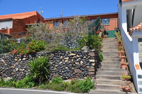 un conjunto de escaleras con una pared de piedra en Rural Gomera, en Arure