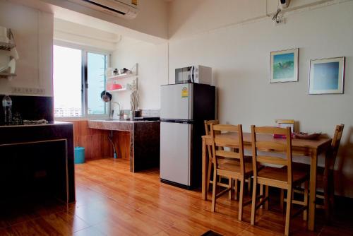 Kuchyň nebo kuchyňský kout v ubytování SKB Mansion close to MRT in Hua mark