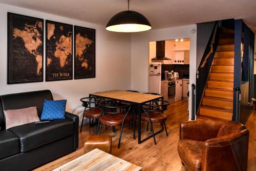 un salon avec une table et un canapé dans l'établissement Le Ch'ti Champenois, à Épernay