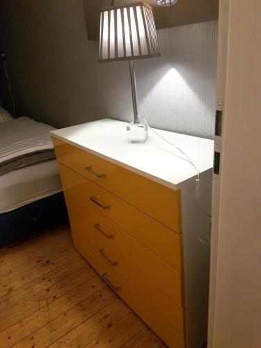 a lamp on top of a dresser in a bedroom at Ferienwohnung Kensche in Arnstadt