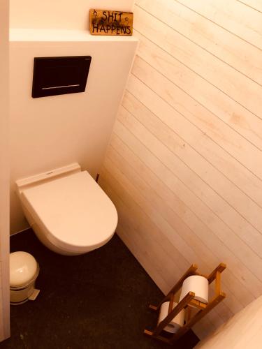 a bathroom with a white toilet in a room at Mar y Luz in Koksijde