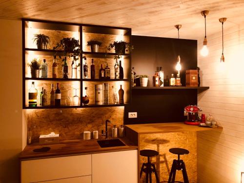 una cocina con una encimera con botellas en las estanterías en Mar y Luz, en Koksijde