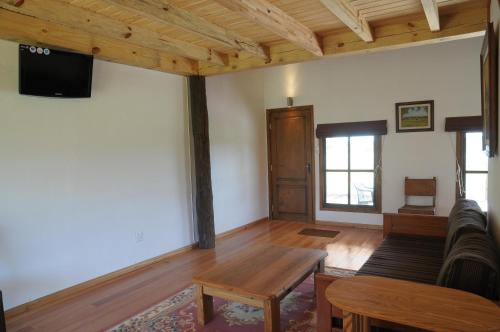 TV a/nebo společenská místnost v ubytování Pueblo Chico Agroturismo Hotel