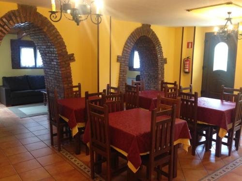 Posada Fernanda في Pomar: غرفة طعام مع طاولات حمراء وكراسي في مطعم