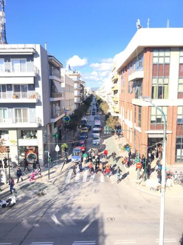 widok na ulicę miejską z zaparkowanymi samochodami w obiekcie Modern apartment in the heart of the city w Aleksandropolis