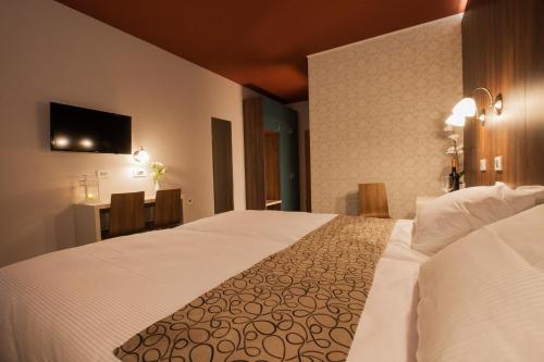 Postel nebo postele na pokoji v ubytování ECO Hotel Center Postojna