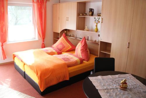 ein Schlafzimmer mit einem Bett mit bunten Kissen darauf in der Unterkunft Ferienwohnung Labahn in Ahlbeck