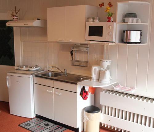 eine Spielzeugküche mit Spüle und Mikrowelle in der Unterkunft Ferienwohnung Labahn in Ahlbeck