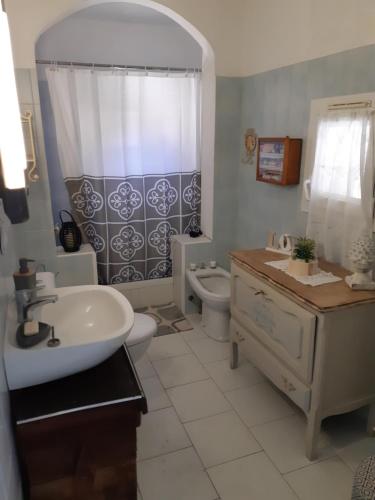 ein Badezimmer mit Waschbecken und Toilette in der Unterkunft Casa san salvadore in Favalello