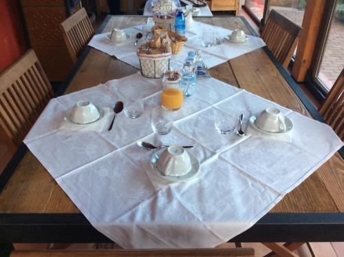 een tafel met een witte tafeldoek erop bij B&B Casalnovo in Castelnuovo Magra