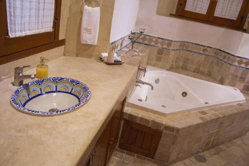 a bathroom with a sink and a bath tub at Quinta Luna in Cholula