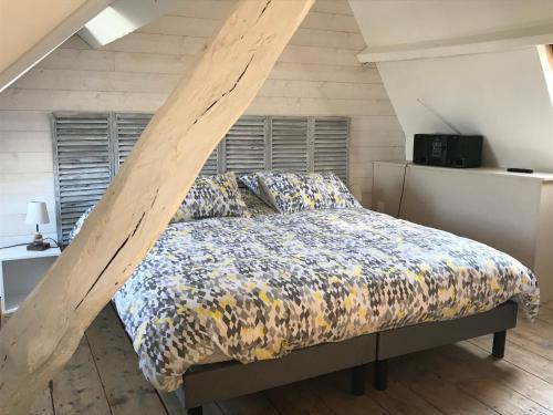 - une chambre avec un lit à baldaquin en bois dans l'établissement au 10 quai violette, à Saint-Valery-sur-Somme