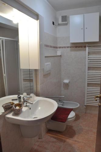 a bathroom with a white sink and a toilet at Borgo Piccolo in Cavaion Veronese