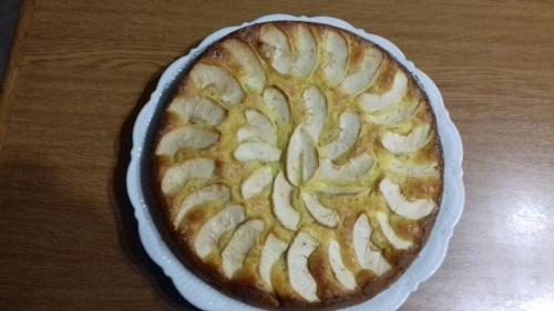 a pie sitting on top of a wooden table at L'Oasi in Auletta