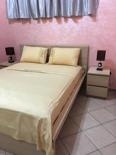 a bed in a room with two lamps on tables at Médina Flat in Rabat