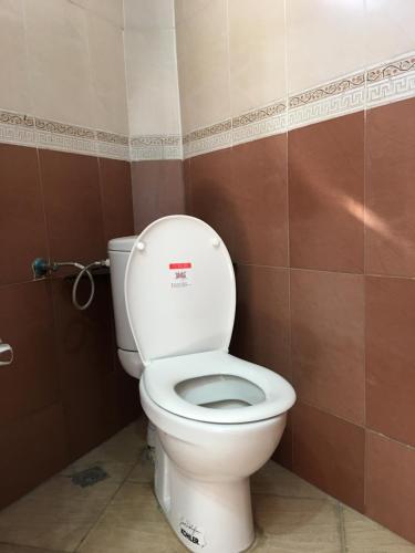 a bathroom with a white toilet in a room at Médina Flat in Rabat